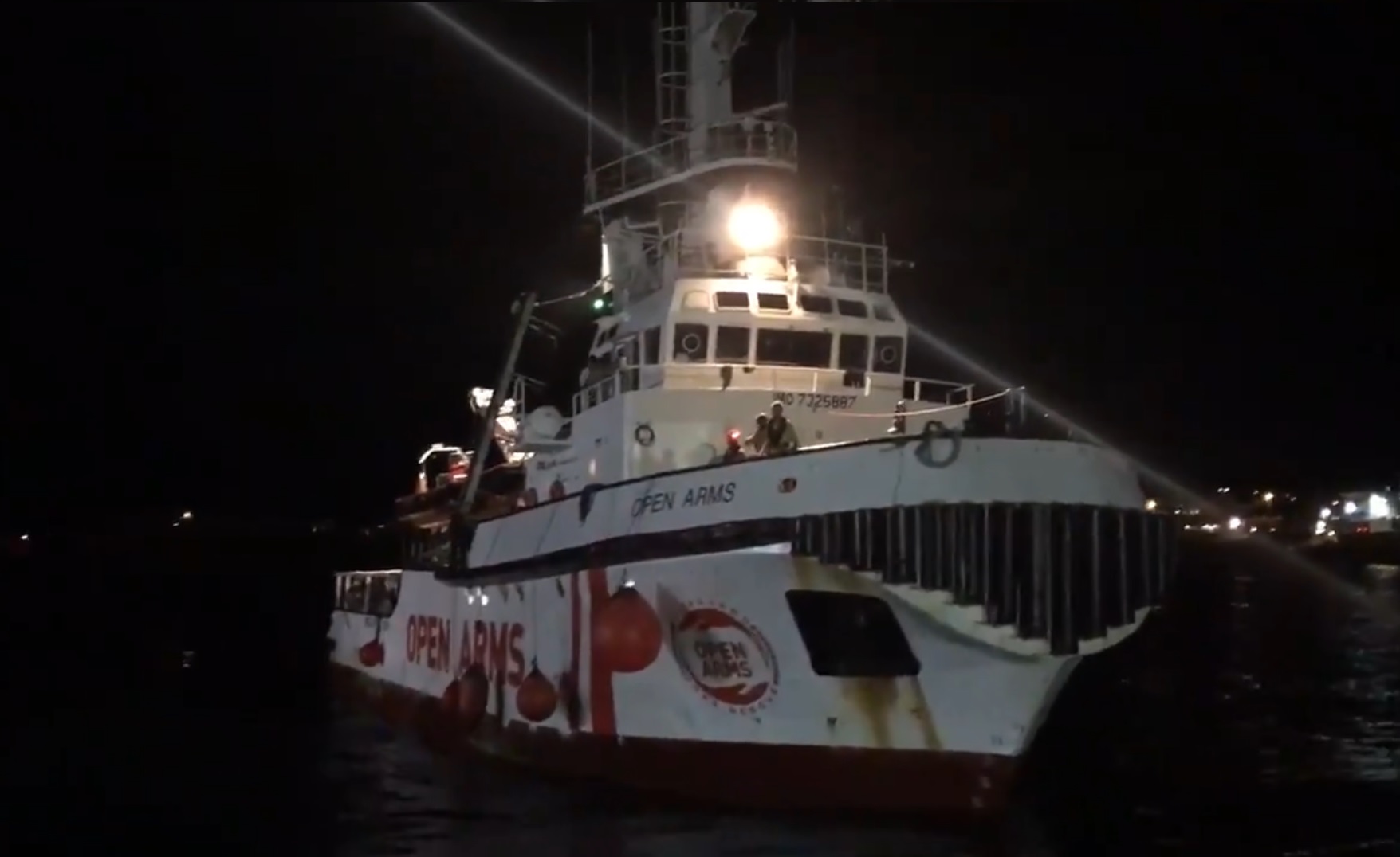 The Open Arms rescue ship arriving in the Lampedusa port (Screenshot from a video by Ane Irazabal)